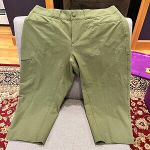 EMS Size 8 Olive Green Capri Hiking/Travel Pants